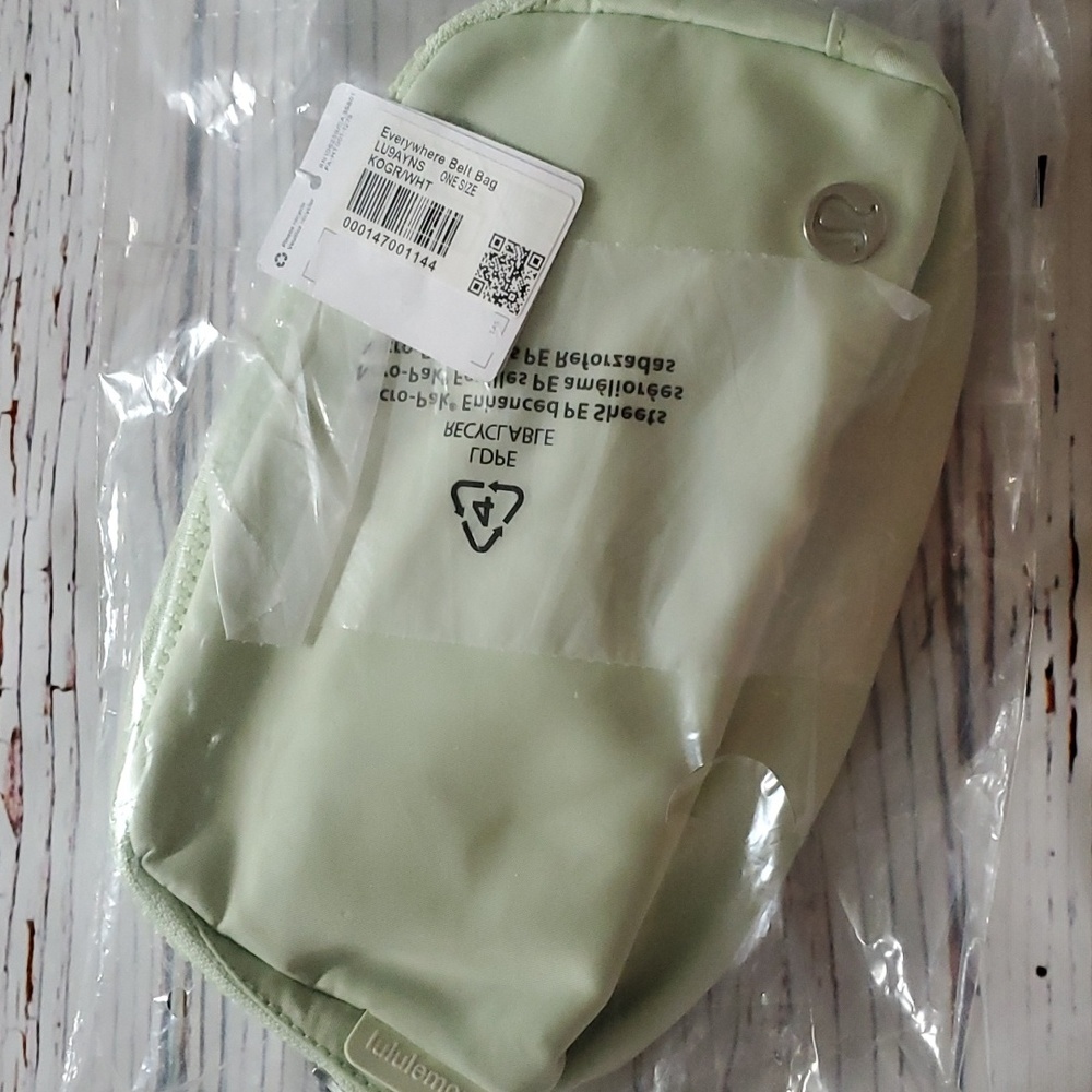 🆕️ LULULEMON EVERYWHERE BELT BAG - KOHLRABI GREEN/WHITE - Picture 9 of 12